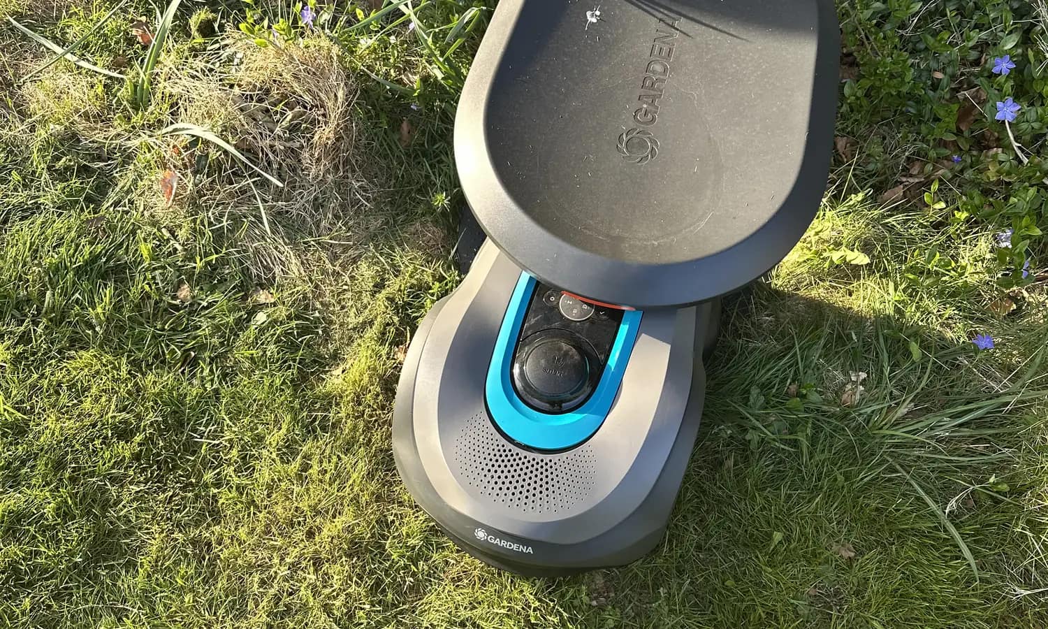 Robotplaeneklipper ved ladestation naar fejl skal vurderes