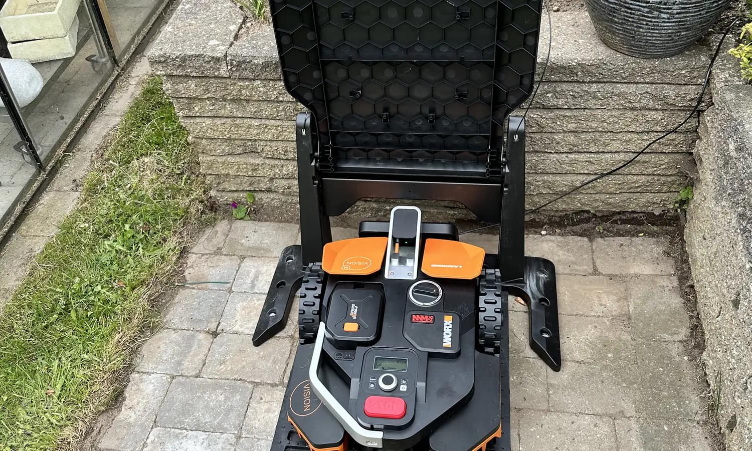 Naerbillede af robotplaeneklipper til vedligehold og kontrol