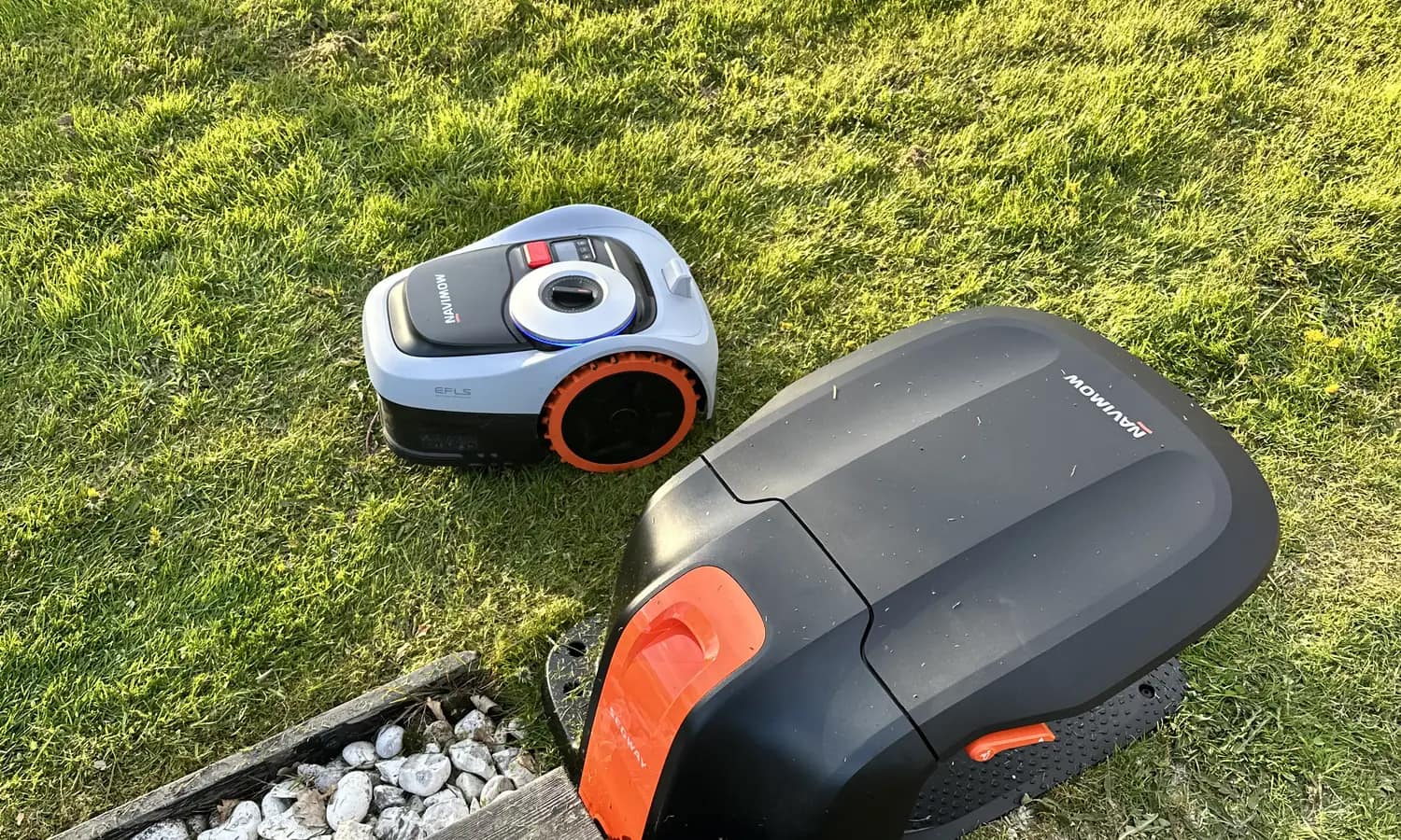 Robotplaeneklipper og ladestation ved ny installation