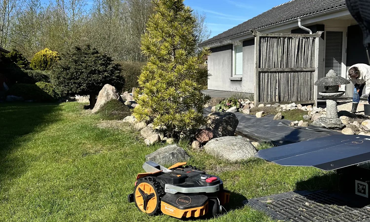 Robotplaeneklipper ved ladestation under installation i have