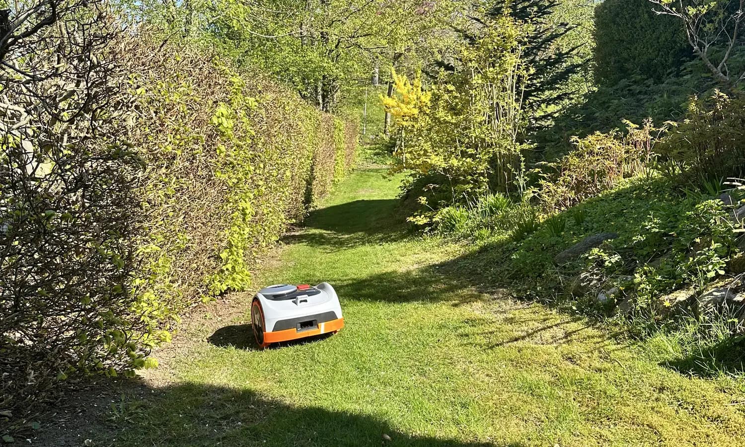 Robotplaeneklipper i smal passage hvor daekning skal justeres