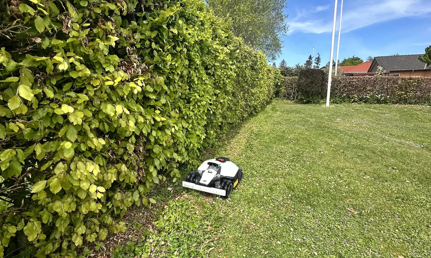 Robotplaeneklipper og signalbase i have med haek og bygninger