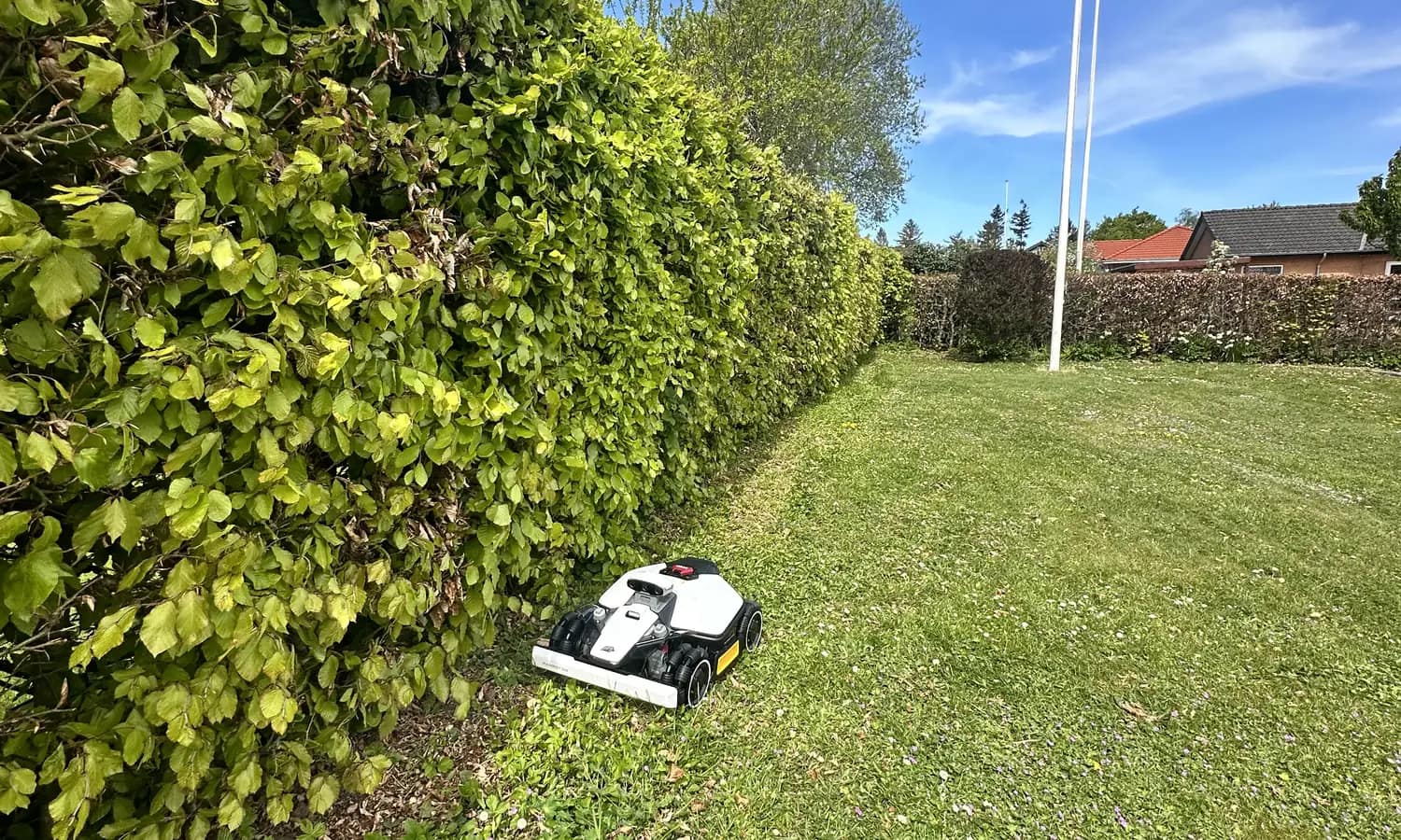 Base og antenne til robotplaeneklipper uden kanttraad