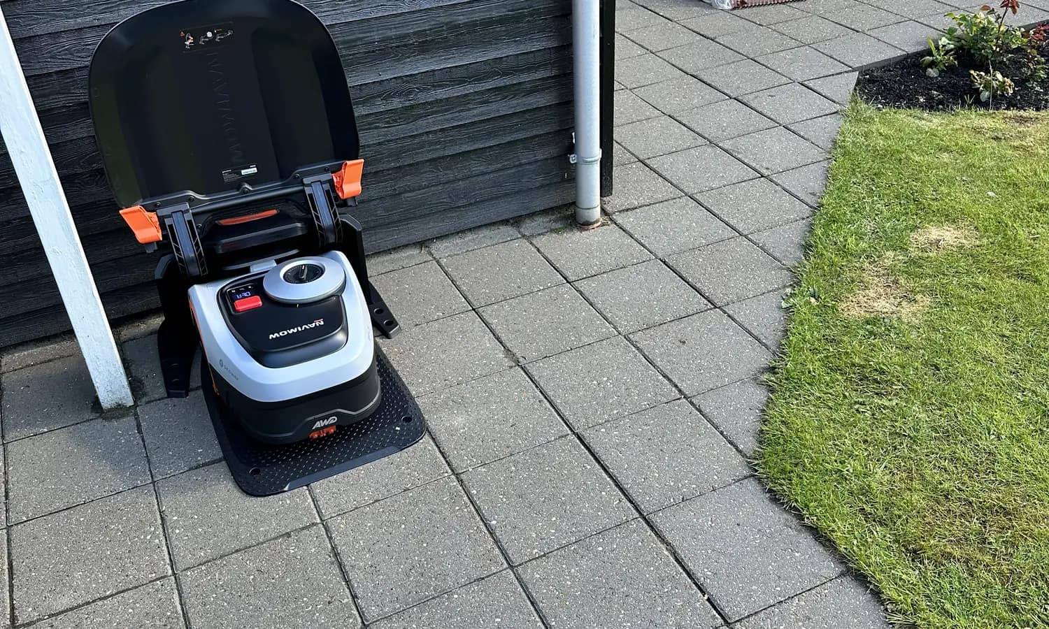 Robotplaeneklipper ved garage under servicebesoeg