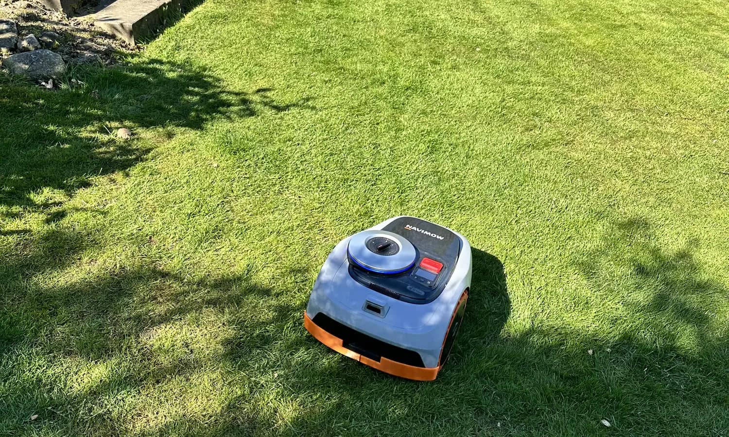 Robotplaeneklipper paa graesplaene hvor installation kan prissaettes